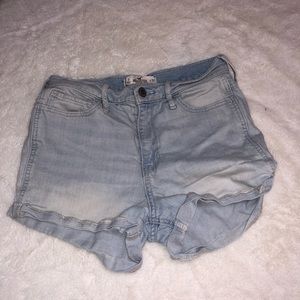 Woman’s Hollister Jean Shorts size 3/26